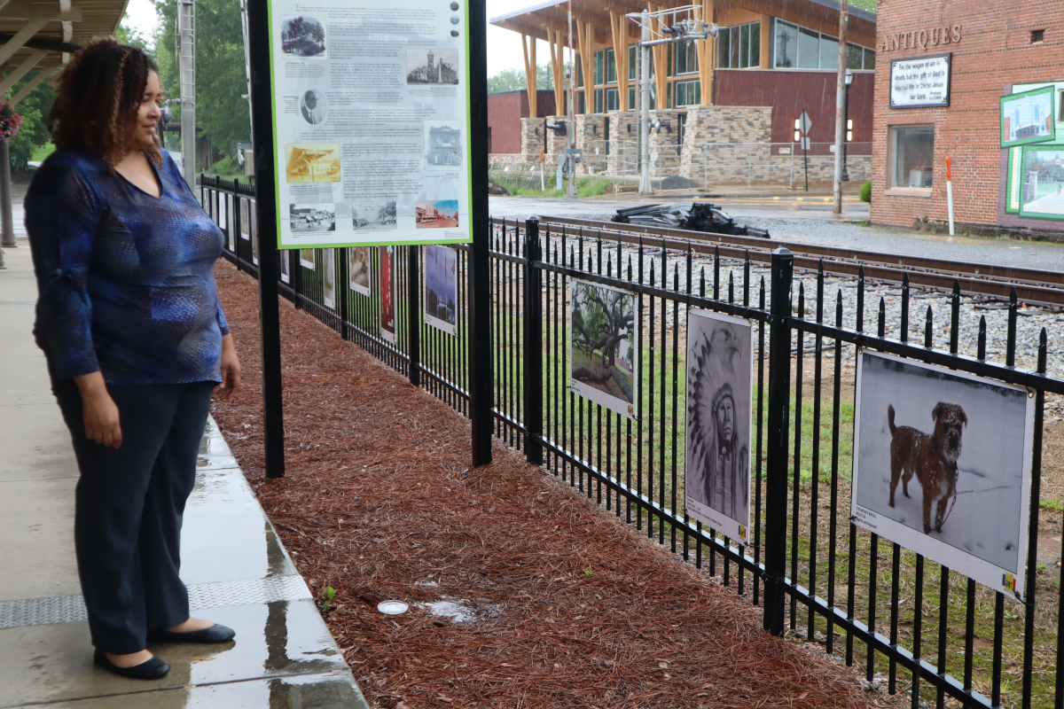 Trailhead Art Gallery still draws some despite soggy weather